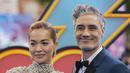 <p>Rita Ora bersama tunangannya sutradara Taika Waititi berpose saat tiba menghadiri pemutaran film 'Thor: Love and Thunder di London (5/7/2022). Tak ketinggalan sepasang anting berlian membuat penampilan Rita Ora makin berkilau. (AP Photo/Scott Garfitt)</p>