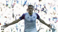 Penyerang Timnas Islandia, Alfred Finnbogason, mencetak gol pertama Islandia di ajang Piala Dunia. (AFP/Juan Mabromata)
