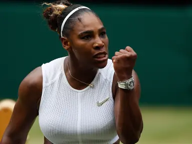 Ekspresi petenis AS, Serena Williams usai meraih poin dari Alison Riske yang juga berasal dari AS pada perempat final Grand Slam Wimbledon di London, Selasa (9/7/2019). Serena ke semifinal dengan susah payah usai mengalahkan petenis non-unggulan Alison Riske 6-4, 4-6, dan 6-3. (Adrian DENNIS/AFP)