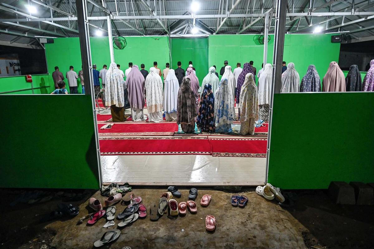 FOTO: Ramadan di Tengah Pengungsian Korban Banjir Aceh