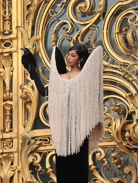 Tak heran jika kehadirannya langsung menjadi highlight hari pertama Paris Fashion Week. Cardi B kembali membuktikan bahwa di dunia mode, dia bukan sekadar tamu undangan, melainkan bintang utama. [@cardifansbr].