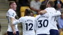 Pemain Tottenham Hotspur Dejan Kulusevski (kiri) merayakan dengan rekan setimnya setelah mencetak gol ke gawang Norwich City pada pertandingan Liga Inggris di Stadion Carrow Road, Norwich, Inggris, 22 Mei 2022. Tottenham Hotspur menang 5-0. (Nigel French/PA via AP)