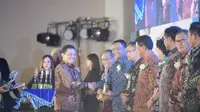 Kepala Dinas Pendidikan (Dispendik) Supomo mewakili Wali Kota Surabaya Tri Rismaharini untuk terima penghargaan Anugerah Kihajar 2019. (Foto: Liputan6.com/Dian Kurniawan)