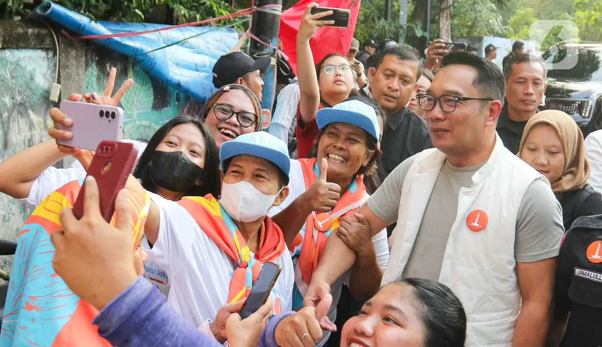 Beberapa diantara warga ada yang memanfaatkan kedatangan Ridwan Kamil untuk berswafoto. (Liputan6.com/Herman Zakharia)