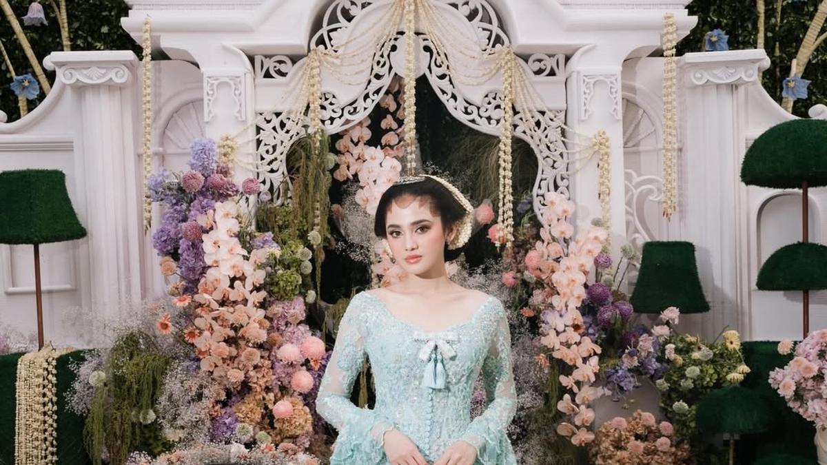 Bak Putri Bridgerton, Kebaya Siraman Syifa Hadju Hadirkan Detail Pita Manis yang Elegan