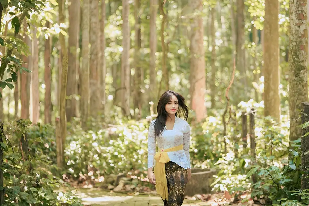 6 Gaya Ayu Fuji An yang Dipuji Bak Kembang Desa Mengenakan Kebaya Putih di Bali
