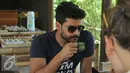 Pemain elfi, Gulcin Tuncok (pemeran Zeynep) mencoba kopi luwak khas Bali, Rabu (26/8/2015). Menurut Para pemain Elif kalau kopi luwak sangat nikmat. (Liputan6.com/Herman Zakharia)