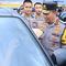 Kapolri Jenderal Listyo Sigit Nugroho saat menyapa pengendara yang melintas pintu Tol Kalikangkung, Selasa (24/3/2026). (Foto: Liputan6.com/ Felek Wahyu)