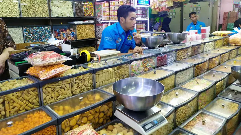 Sejumlah penjual kue kering di Pasar Jatinegara Jakarta Timur keluhkan berkurangnya jumlah pembeli menjelang bulan suci Ramadan.