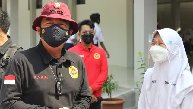 Kepala BIN Budi Gunawan berbincang dengan pelajar pada pelaksanaan vaksinasi dan pembagian bansos  di Semarang. (Liputan6.com/HO/BIN)