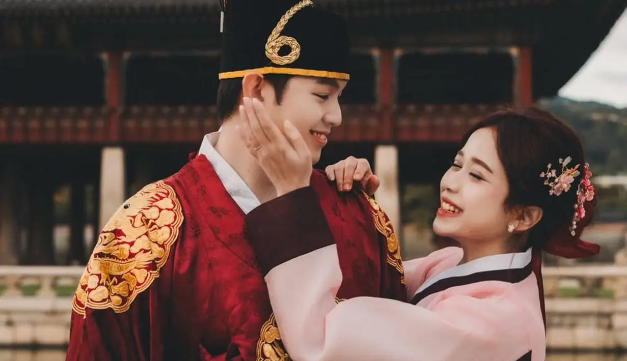 Penampilan Brisia Jodie sebagai perempuan Korea Selatan lengkap dengan aksesori di rambut yang ditata ikat sanggul modern. Tampan ia mengenakan hair clip silver dengan permata pink.[@brisiajodie96]