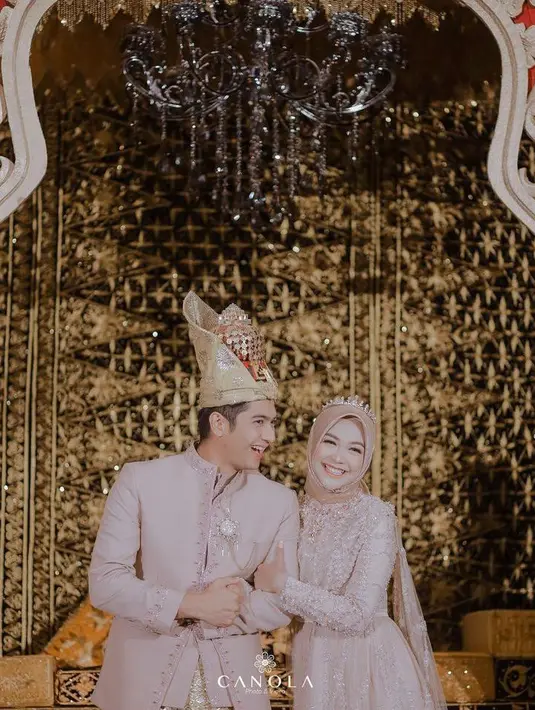 Pasangan Ria Ricis dan Teuku Ryan menggelar acara Ngunduh Mantu pada Sabtu, (29/1/2022) di Banda Aceh. Acara ini memang dibuat kental adat Aceh. (Instagram/hisyam.sajin).