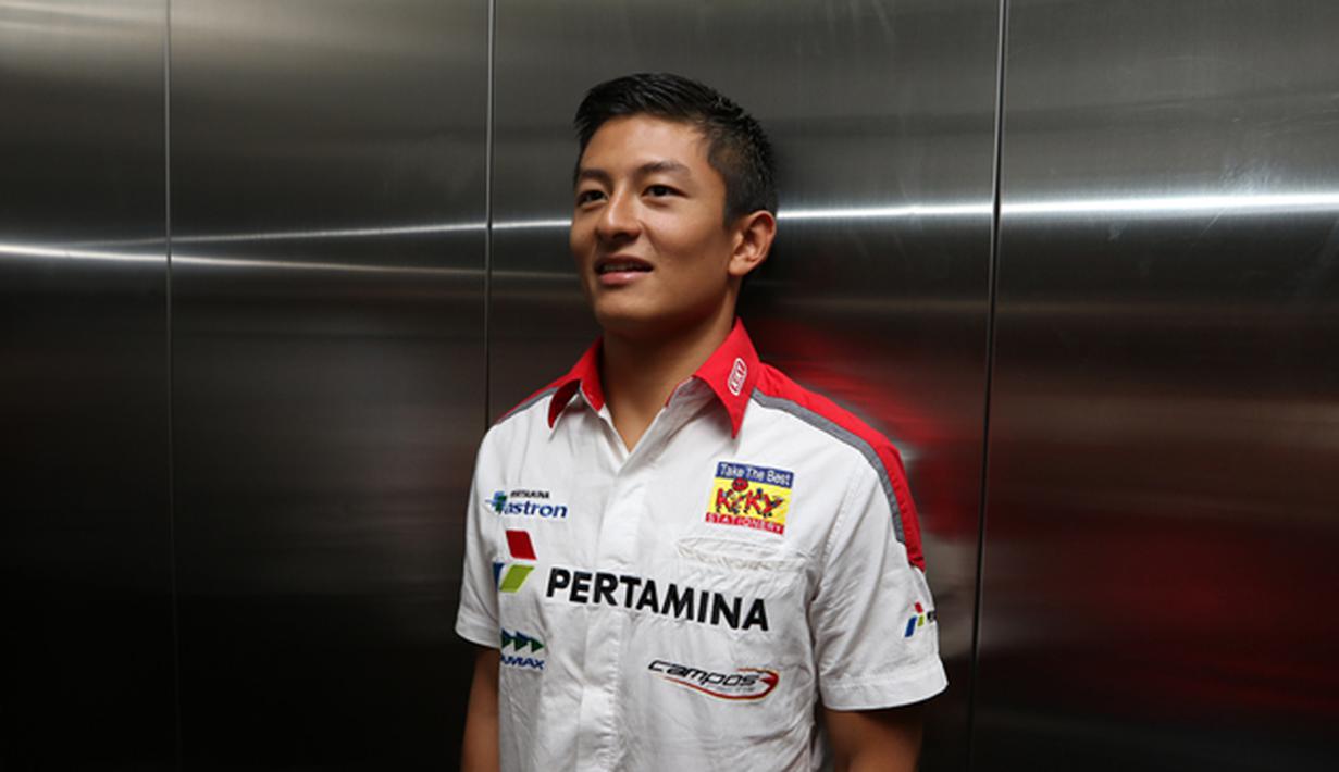 Pebalap Rio Haryanto berada di dalam lift saat akan mengikuti sesi wawancara bersama redaksi Bola.com, Liputan6.com dan SCTV di SCTV Tower, Jakarta, Jumat (31/7/2015). (Bola.com/Vitalis Yogi)
