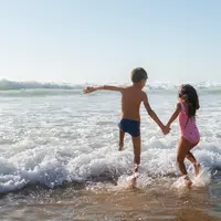 Untuk membuat liburan sekolah di pantai semakin memorable, penting untuk mempersiapkan segalanya dengan lebih matang agar pengalaman si kecil tetap aman dan menyenangkan. [Dok/freepik.com]