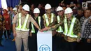 Menteri Kelautan dan Perikanan Susi Pudjiastuti didampingi Gubernur DKI Jakarta Anies Baswedan dalam acara peletakan batu pertama (groundbreaking) Pasar Ikan Modern (PIM) Muara Baru, Jakarta, Kamis (8/2). (Liputan6.com.Angga Yuniar)