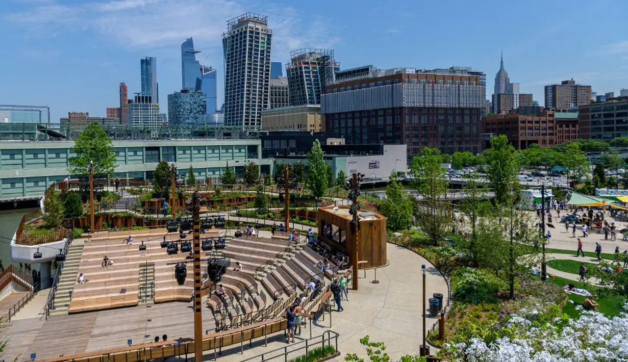 Pemandangan 'Pulau Kecil', taman umum baru dan gratis di Hudson River Park, New York City, Amerika Serikat, 21 Mei 2021. Taman yang diresmikan pada 21 Mei 2021 untuk membahagiakan warga setelah lebih dari satu tahun pandemi tersebut menghabiskan dana sebesar USD 260 juta. (Angela Weiss/AFP)