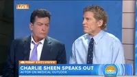Charlie Sheen didampingi dokter yang merawatnya, Robert Huizenga (kanan) dalam acara Today Show. 