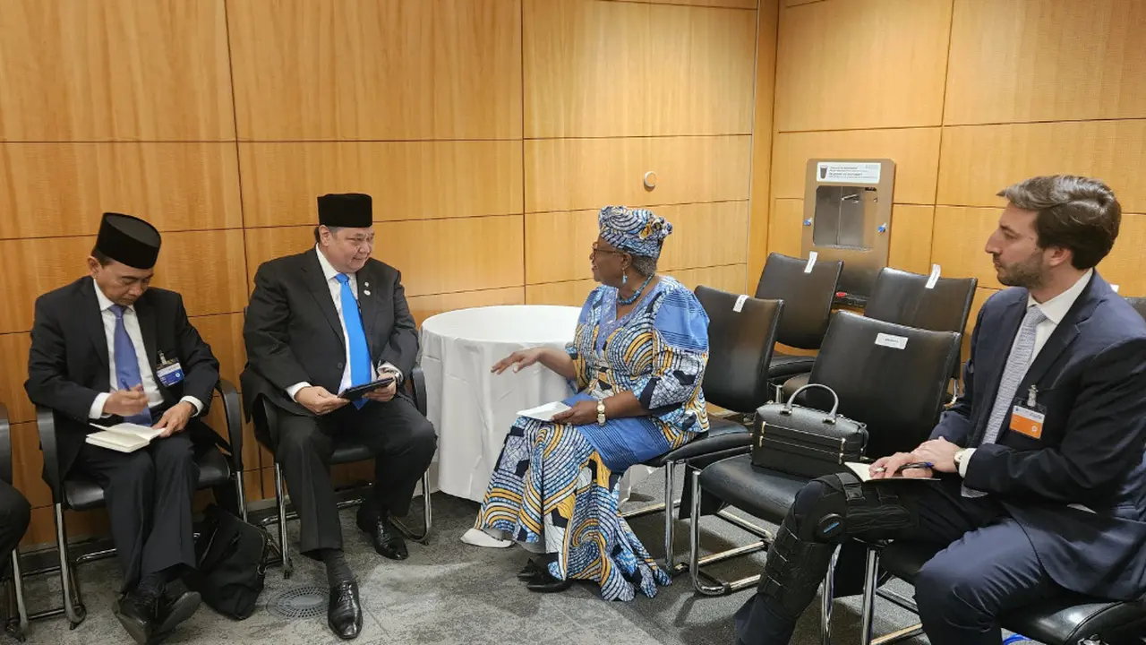 Menko Bidang Perekonomian Airlangga Hartarto bertemu  bilateral dengan Direktur Jenderal World Trade Organization (WTO) Ngozi Okonjo-Iwaela pada Selasa, (3/6/2025). (Foto: ekon.go.id)