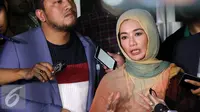 Reza Artamevia melaporkan Gatot Brajamusti di Polda Metro Jaya. (Herman Zakharia/Liputan6.com)