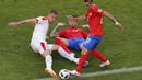 Pemain Serbia, Sergej Milinkovic-Savic (kiri) mencoba melewati adangan dua pemain Kosta Rika pada laga grup E Piala Dunia 2018 di Samara Arena, Samara, Rusia, (17/6/2018). Serbia menang 1-0. (AP/Vadim Ghirda)