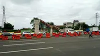 Pembangunan Jembatan Penyeberangan Orang (JPO) di Km 11+500 ruas Jalan Tol Jakarta-Tangerang. (Foto: Jasa Marga)