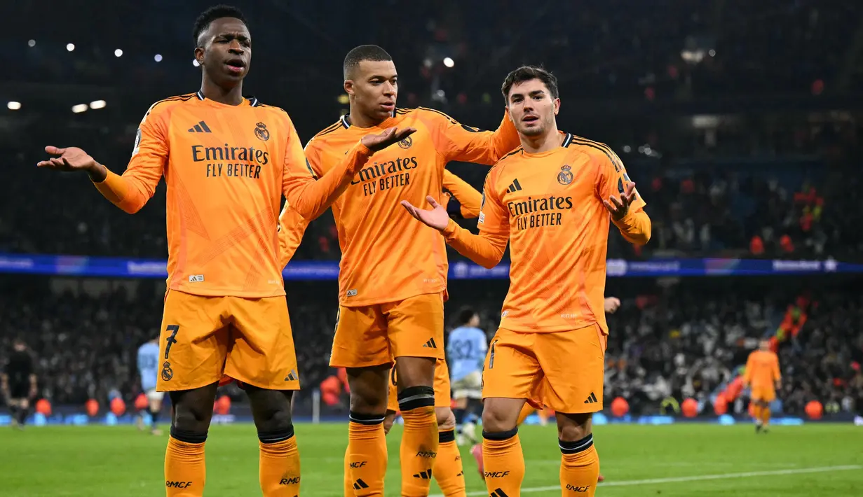 Pemain Real Madrid Vinicius Junior, Brahim Diaz dan Kylian Mbappe (kiri ke kanan) saat merayakan kemenangan pada leg pertama play-off fase gugur Liga Champions 2024/2025 melawan Manchester City di Stadion Etihad, Manchester, Inggris, pada 11 Februari 2025 waktu setempat atau Rabu 12 Februari 2025 dininhari WIB. (Oli SCARFF/AFP)