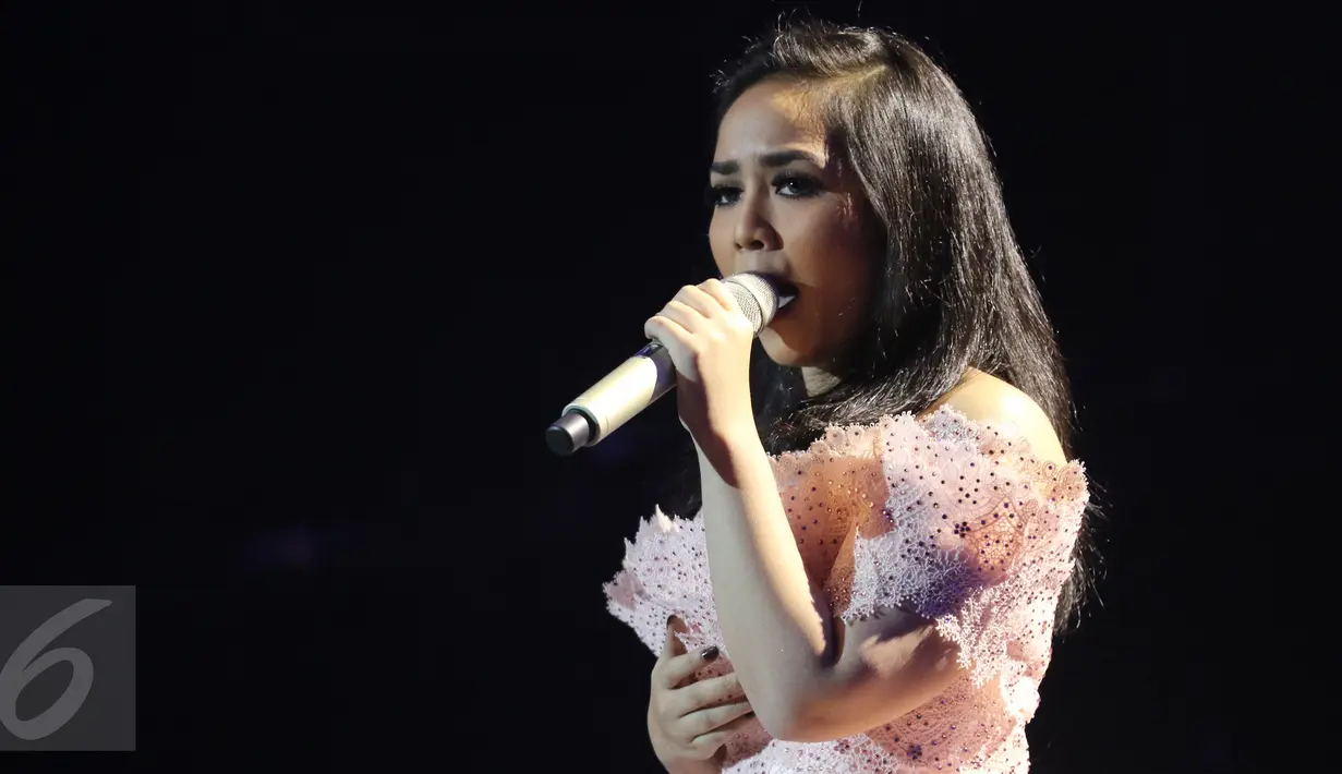 Penyanyi berbakat Gita Gutawa ikut memeriahkan 'The Biggest Concent Ada Apa dengan Cinta? 2', di Studio 6 Emtek City, Jakarta, Kamis (31/3). Konser ini menampilkan lagu-lagu yang menjadi soundtrack di film legendaris, AADC. (Liputan6.com/Herman Zakharia)