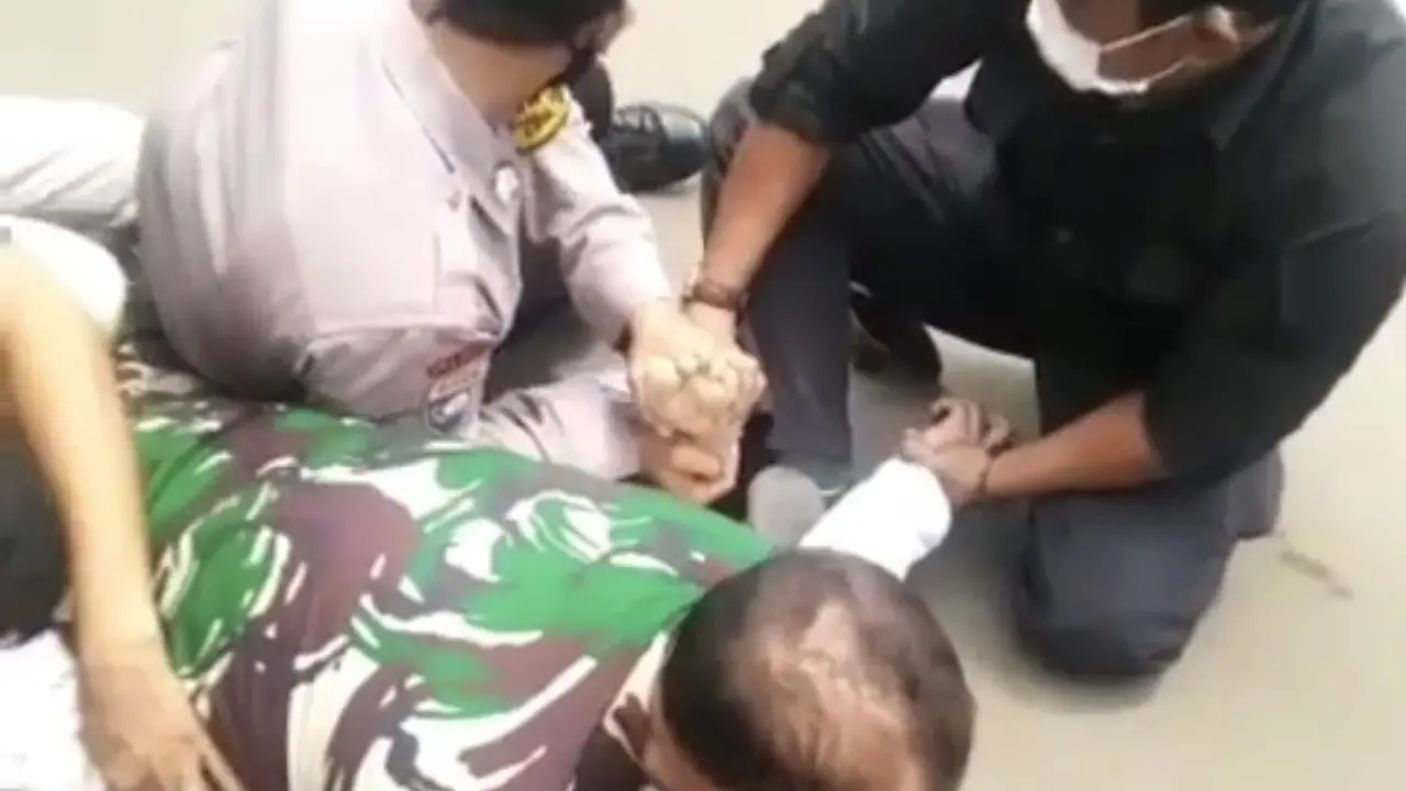 Beredar sebuah video memperlihatkan anggota Polisi dan TNI mengamankan warga sambil tengkurap di jalan. Terlihat, warga tersebut disuktik sambil terdengar suara bahwa orang tersebut akan di vaksin.