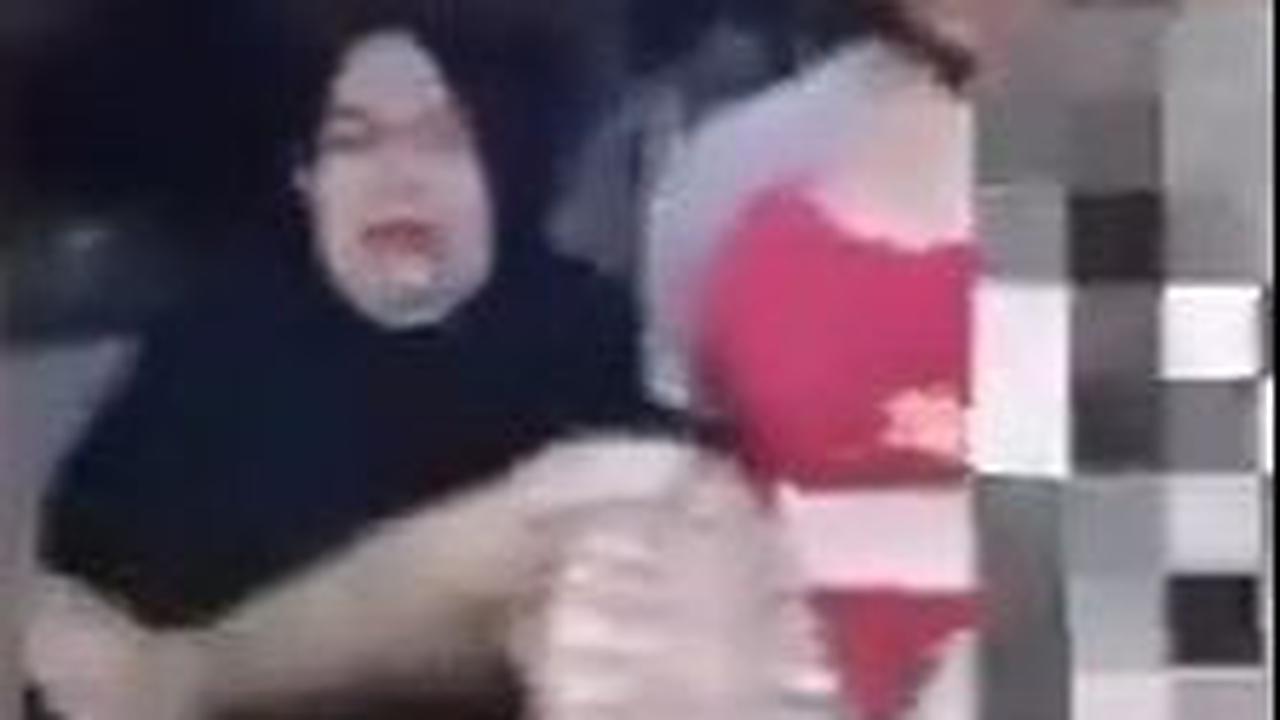 VIDEO: Seorang Ibu Menangis Histeris, Begini Detik-Detik Evakuasi Siswi SMP Diperkosa 10 Pria selama Tiga Hari di Lampung