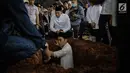 Anak Hatta Rajasa, Rasyid Rajasa bersiap memakamkan istrinya Adara Taista di TPU Tanah Kusir, Jakarta, Senin (21/5). Adara Taista meninggal dunia di RS Moriyama Memorial Tokyo, Jepang. (Liputan6.com/Faizal Fanani)