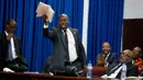 Anggota parlemen Jean Marcel Lumérant berbicara mendukung pemakzulan terhadap Presiden Haiti Jovenel Moise saat sidang di Port-au-Prince, Haiti, Rabu (21/8/2019). Sidang diwarnai dengan genangan air hujan pada lantai gedung parlemen karena atap yang bocor. (AP Photo/Dieu Nalio Chery)