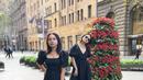 Acha Septriasa dan Rossa kompak berfoto di tengah perkotaan. "Twinning with this girl," kata Rossa. (Foto: Instagram/ itsrossa910)