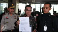 Anggota Komisi III DPR RI asal Fraksi PDI Perjuangan, Masinton Pasaribu  membawa beberapa dokumen saat tiba di Gedung Komisi Pemberantasan Korupsi (KPK), Jakarta, Selasa (22/9/2015). (Liputan6.com/Andrian M Tunay)