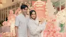 Dalam momen akikah sang anak, Kevin Aprilio dan Vicy Melanie tampil selaras dengan busana warna putih. Kevin gagah dengan baju koko, sementara Vicy Melanie anggun dengan dress dan memakai hijab yang menutupi sebagian rambutnya. Lahir pada 5 Oktober 2024, Baby Kimova di akikah ketika usianya 1,5 bulan. Dikaruniai anak pertama setelah 4 tahun, kebahagiaan terpancar jelas di wajah pasangan ini. (Liputan6.com/IG/@vicymelanie)
