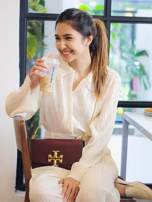 Kemeja putih yang simple tampil chic dengan material plisket yang buat tampilan auto-stylish (Instagram @miktambayong)