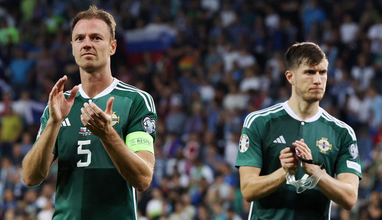 Pemain Timnas Irlandia Utara, Jonny Evans (kiri), memberikan penghargaan kepada suporter setelah pertandingan kualifikasi Euro 2024 melawan Slovenia di Stozice stadium, Ljubljana, Slovenia, Jumat (8/9/2023). (X/@NorthernIreland)
