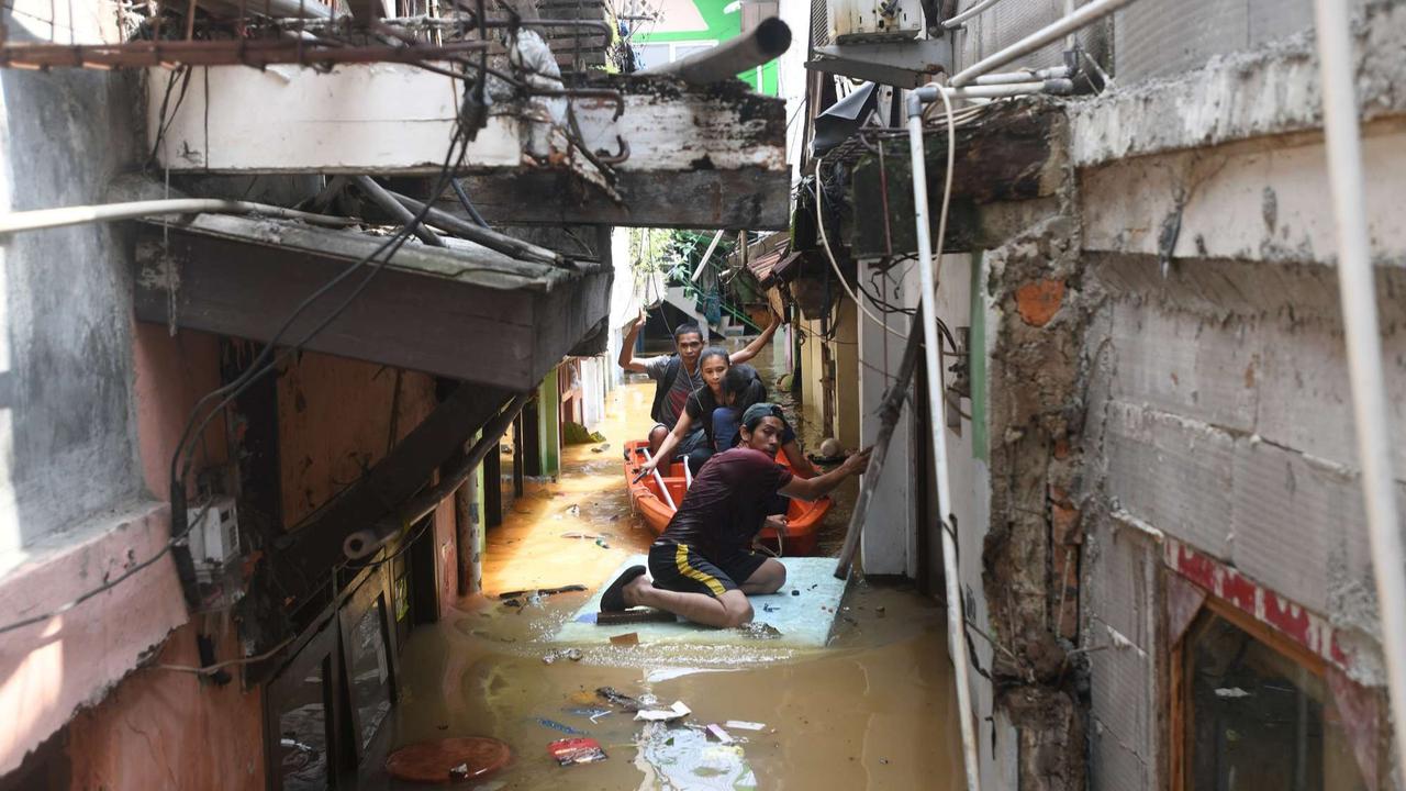 Banjir akibat luapan Sungai Ciliwung di Jakarta