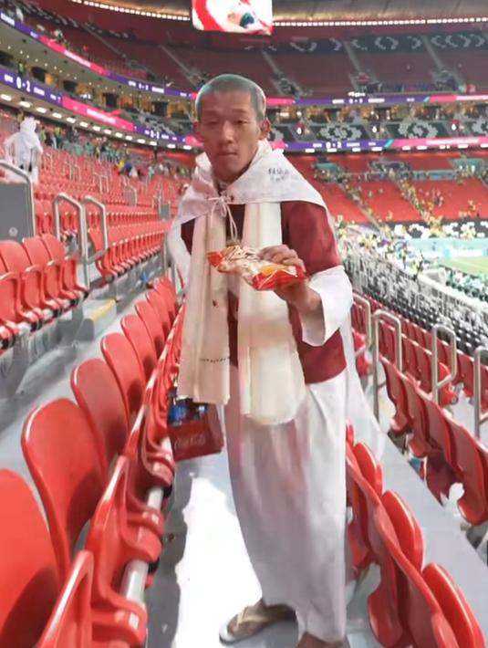 Usai pertandingan perdana Qatar vs Ekuador itu membuat suporter Jepang tergerak. Mereka menyebut Jepang tak pernah meninggalkan sampah.  (Liputan6.com/IG/@omr94).