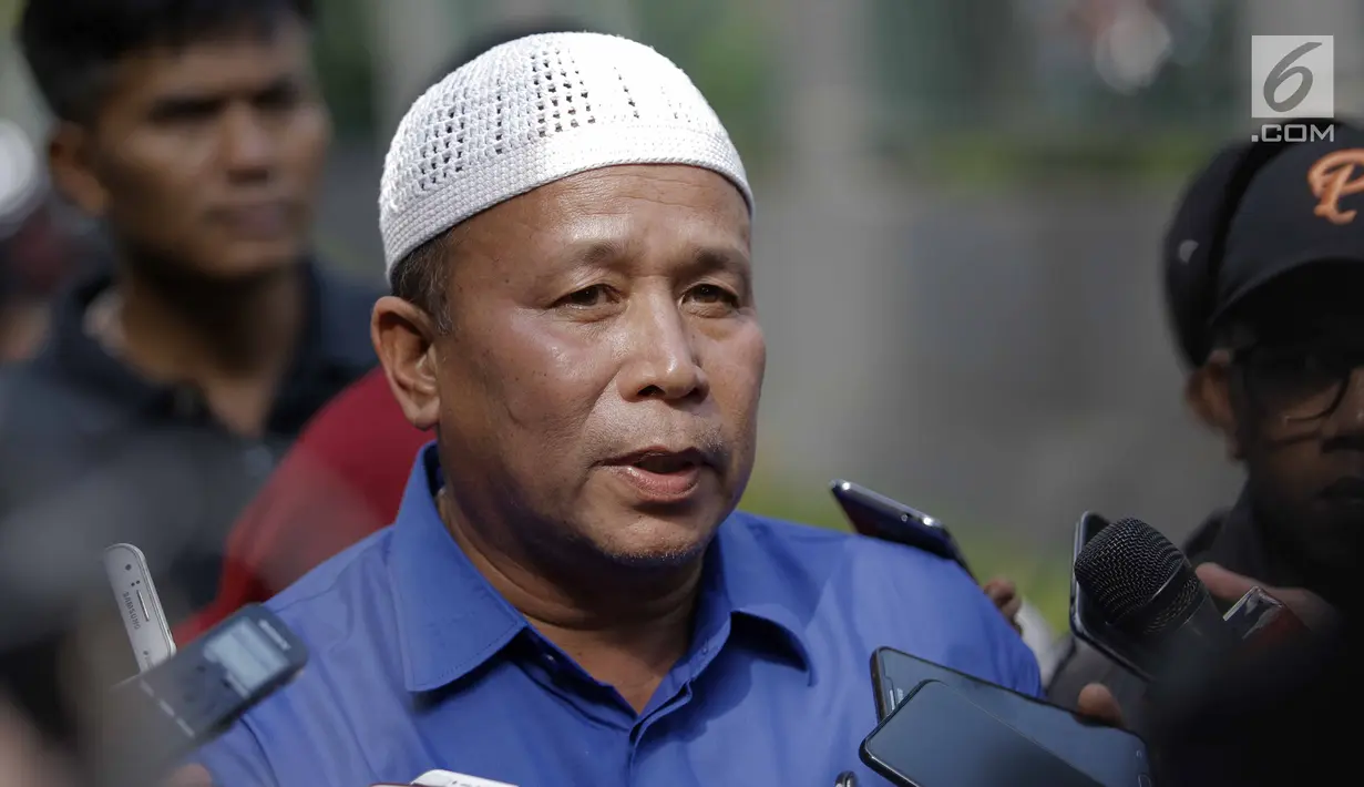 Maturidi, perwakilan keluarga Nyak Sandang, menjawab pertanyaan awak media di RSPAD Gatot Subroto, Jakarta, Sabtu (31/3). Menurut Maturidi, jangkauan penglihatan Nyak Sandang sudah melebihi satu meter pascaoperasi katarak. (Liputan6.com/Faizal Fanani)