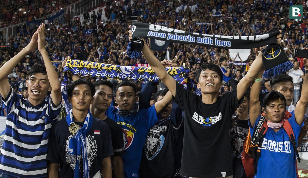 Suporter Arema FC, Aremania, memberikan dukungan saat menonton laga Liga 1 melawan Persija Jakarta di SUGBK, Jakarta, Sabtu (31/3/2018). Persija menangn 3-1 atas Arema FC. (Bola.com/Vitalis Yogi Trisna)