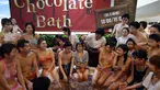 Sebuah spa di sebelah barat Tokyo bernama Hakune Yunessun Spa Ressort menyediakan spa cokelat. Spa cokelat ini diadakan untuk memperingati Hari valentine. Foto diambil pada Minggu (8/2/2015). (AFP Photo/Thosifumi Kitamura)