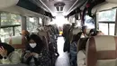 Sejumlah Warga Negara Indonesia (WNI) berada di dalam bus menuju Bandara Internasional Tianhe, Wuhan, Hubei, China, Sabtu, (1/2/2020). Setibanya di Batam, ratusan WNI itu akan segera dievakuasi dan diobservasi di Natuna. (foto:Duta Besar RI di Beijing)
