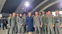 Inul Daratista bukan hanya penyanyi. Ia juga dikenal sebagai pengusaha, bintang sinetron, juri ajang pencarian bakat dan kini presenter. Bersama Adam Suseno, Inul Daratista memandu program Rumah Idaman di salah satu stasiun televisi swasta yang membuatnya bertemu beragam bintang tamu. Salah satunya, para anggota TNI Angkatan Udara. Inul pun berseragam militer. (Foto: Dok. Instagram @inul.d).