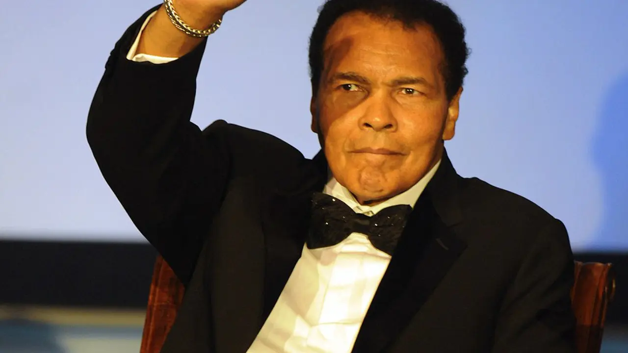 [Bintang] Tutup Usia, Ini 10 Potret Muhammad Ali untuk Kenang Kehebatannya