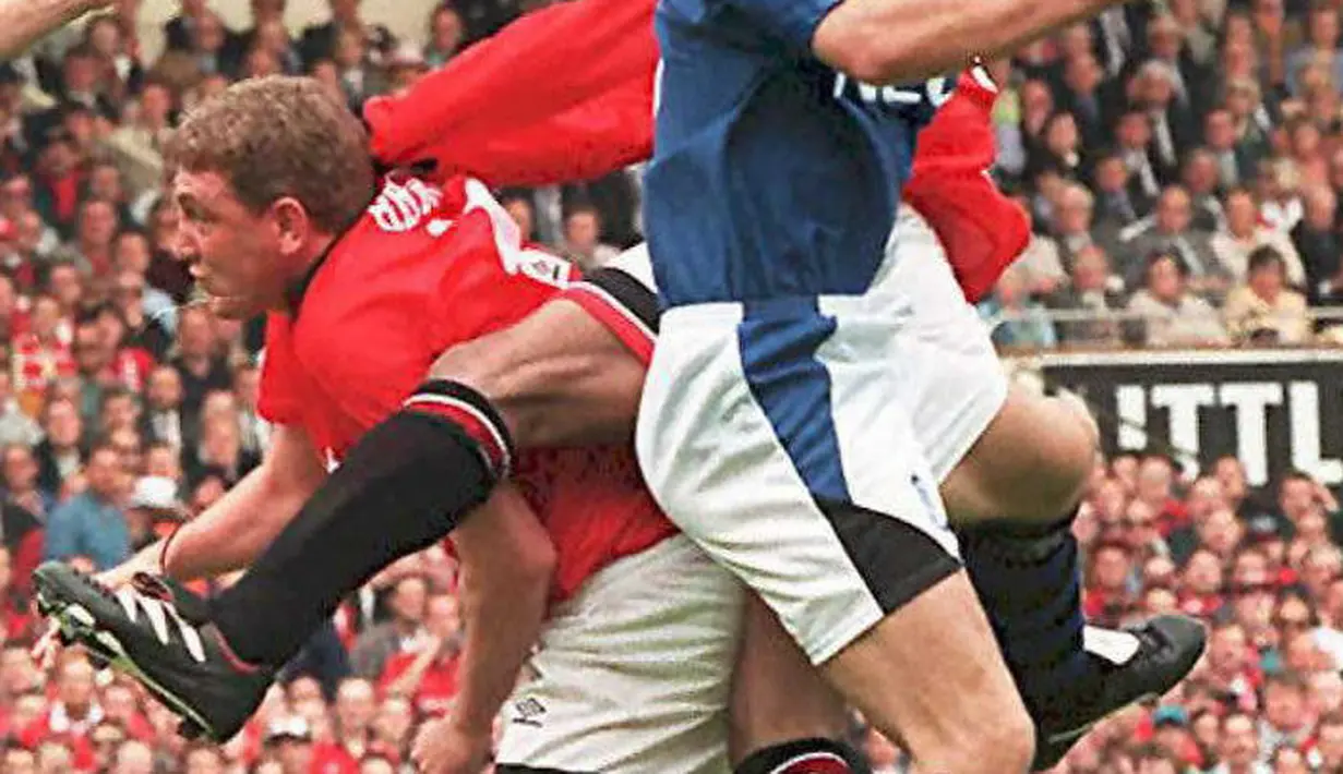 2. Steve Bruce (Manchester United) – Bek Setan Merah ini dikenal sebagai pemain yang berbahaya saat menyerang dan terkenal sebagai penalty takers yang paling produktif. Secara keseluruhan, Bruce mencetak 113 gol sepanjang karirnya. (AFP/Gerry Penny)