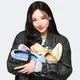 Nayeon TWICE andalkan sepatu nyaman untuk gaya sehari-hari. Seperti apa OOTD-nya? (Vivaia)