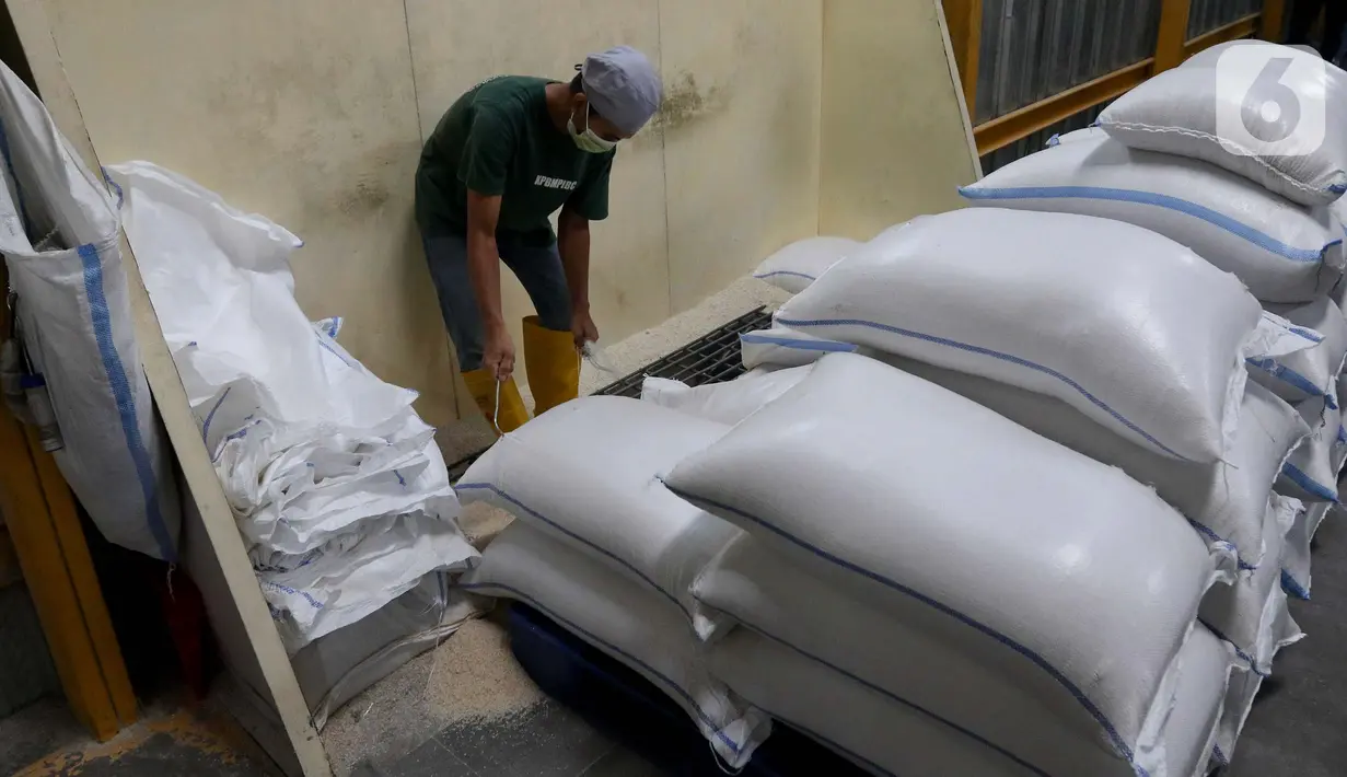 Sepekan jelang Ramadan 1446 Hijriah, Pemerintah Provinsi Jakarta memastikan bahwa stok beras mencukupi. (Liputan6.com/Herman Zakharia)