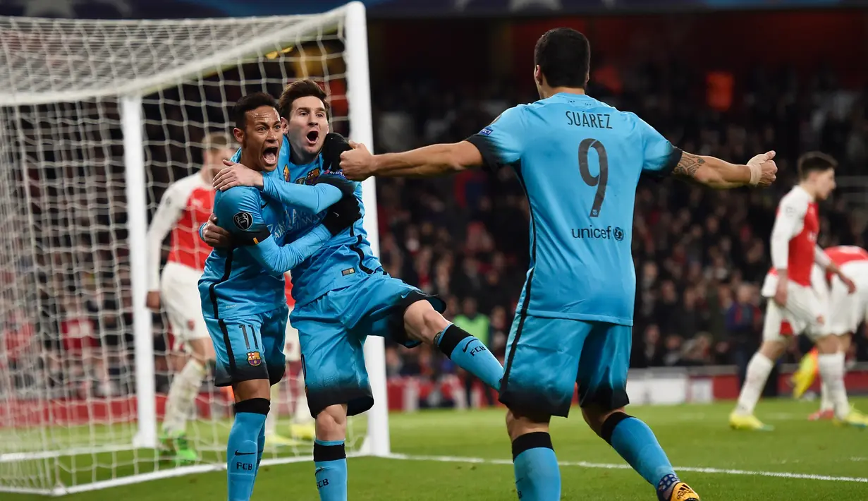 Lionel Messi (tengah) melakukan selebrasi dengan Neymar dan Suarez usai mencetak gol kegawang Arsenal pada leg pertama 16 besar Liga Champions di Stadion Emirates, Inggris (24/2). Barcelona menang atas Arsenal dengan skor 2-0. (Reuters/Toby Melville)