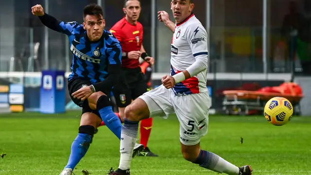 Penyerang Inter Milan, Lautaro Martinez mencetak gol ke gawang Crotone pada lanjutan Liga Italia 2020/2021, Minggu (3/1/2021) di Giuseppe Meazza.