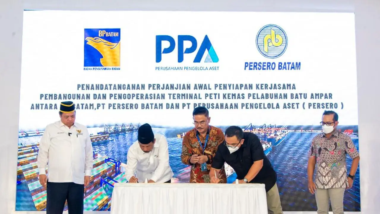 Menteri Koordinator Bidang Perekonomian Airlangga Hartarto menyaksikan Serah Terima Operasional Bandara Internasional Hang Nadim Batam dari Kepala BP Batam ke PT BIB, Jumat (24/6/2022). ( Sumber ekon.go.id )